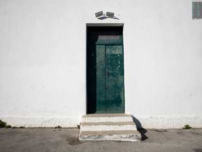 Niente pi� che uno stanzone rettangolare, accessibile da una porta in ferro...